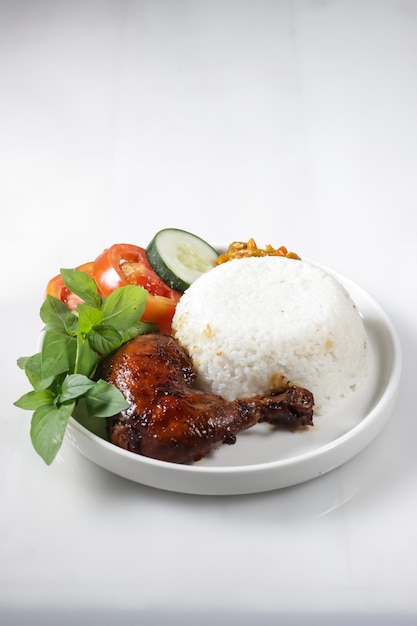 Nasi Ayam Bakar is een Javaans gerecht gemaakt van gegrilde kip met rijst.