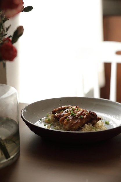 Riso fritto di nasi goreng con pollo su fondo di legno