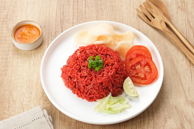 Nasi Goreng Merah, традиционная еда из Макассара, Индонезия. Жареный рис с томатным соусом, морепродукты