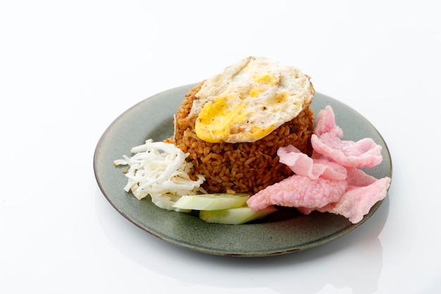 Nasi goreng rendang gebakken rijst met rundvleesstoofpot en sunny side up egg geïsoleerd op wit