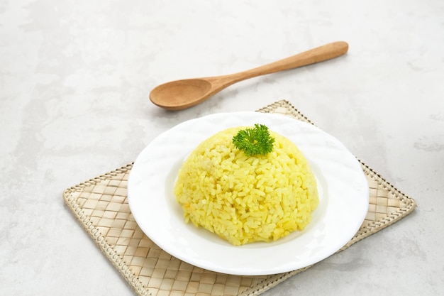 Nasi kuning, Indonesische traditionele gerechten, gemaakt van rijst gekookt met kurkuma en kokosmelk