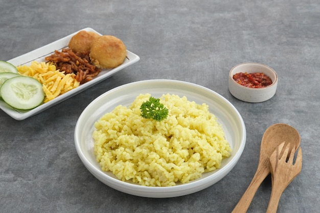 Nasi kuning, Indonesische traditionele gerechten, gemaakt van rijst gekookt met kurkuma, kokosmelk, kruiden