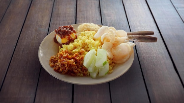 Foto nasi kuning riso di colore giallo delizioso cibo indonesiano