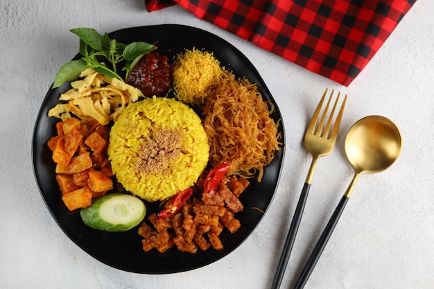 Nasi kuning 또는 노란 쌀은 인도네시아의 전통 메뉴입니다