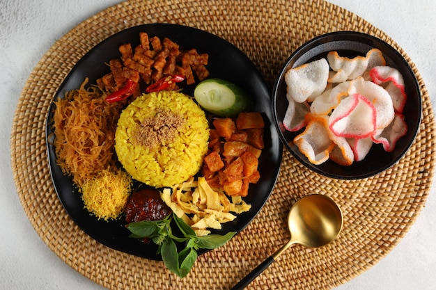 Nasi kuning 또는 노란 쌀은 인도네시아의 전통 메뉴입니다