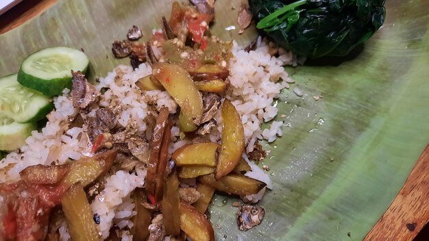 Nasi liwet은 코코넛 밀크 치킨 스톡과 향신료 Sun으로 요리한 전형적인 인도네시아 쌀 요리입니다.