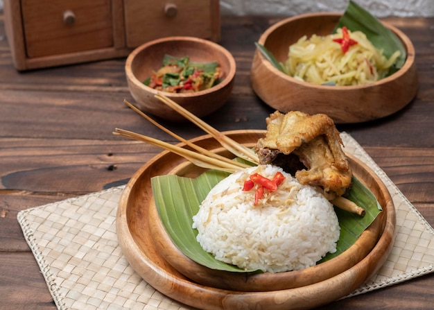 Foto nasi liwet khas sunda uno dei cibi e della cucina autentici di sunda, west java, indonesia. servendo