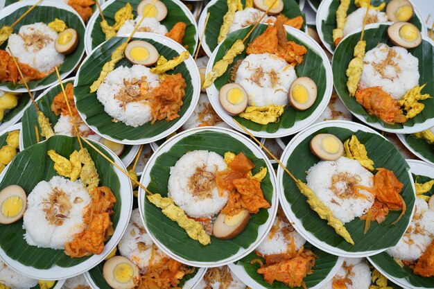 나시 리웨트 솔로 (Nasi Liwet Solo) 는 솔로의 전통 음식이다.