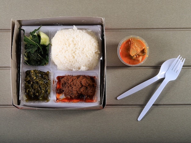 Rendang이 있는 Nasi Padang Kotak, Nasi Kotak Padang Sederhana. 란당과 삼발 이조를 곁들인 인도네시아식 미낭 주먹밥