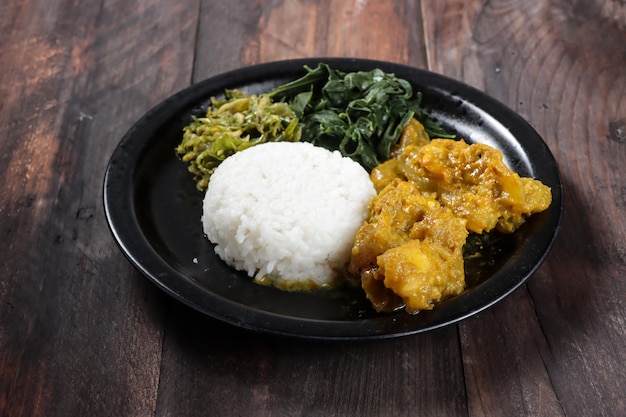 Nasi Padang with Gulai Kikil and various side dish or condiment.