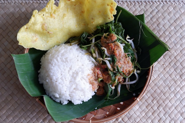 Nasi peceltraditioneel javaans rijstgerecht van gestoomde rijst met groentensalade pindadressing