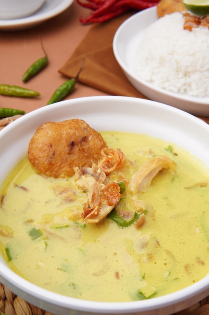 Nasi Soto Ayam of Soto Medan is traditionele kippensoep met rijst uit Medan Noord-Sumatra