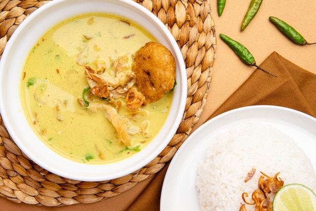 Photo nasi soto ayam or soto medan is  traditional chicken soup with rice from medan north sumatra