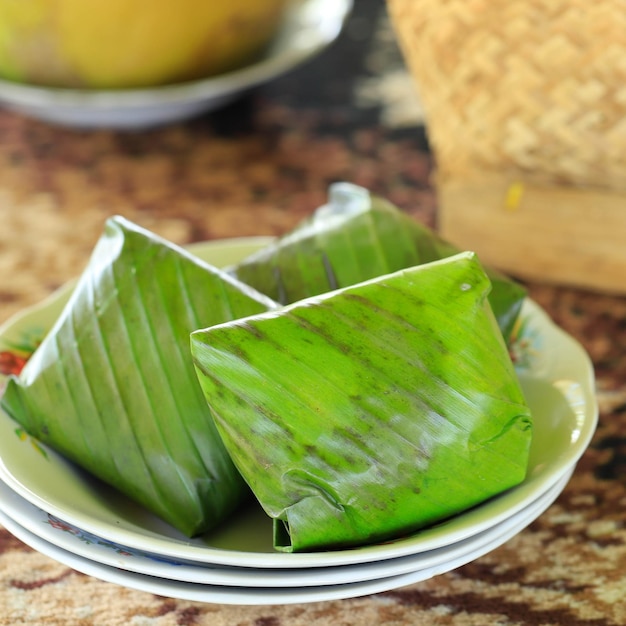 Nasi Timbel is Indonesisch Traditioneel - Sundanese Verpakte Gestoomde Rijst in Bananenblad. Meestal geserveerd met bijgerechten, rauwe groenten en sambal