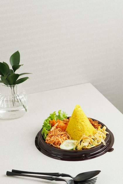 Nasi Tumpeng Agustusan is koepelvormige gele rijst met verschillende bijgerechten om de Indonesische onafhankelijkheidsdag te vieren