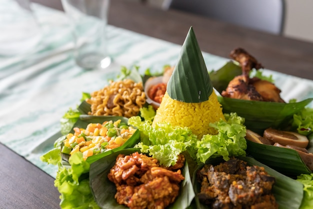 Nasi tumpeng 인도네시아 요리 바나나 잎에 노란색 쌀