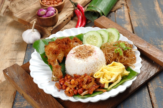 nasi uduk Betawi, gestoomde rijstschotel met kokossmaak uit Betawi, Jakarta. Geserveerd met diverse gerechten.