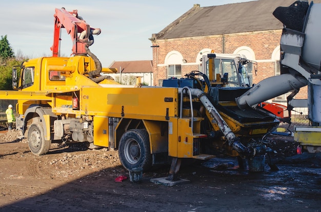 Nat beton uit de mengwagen in de betonpomp gelost en geleid