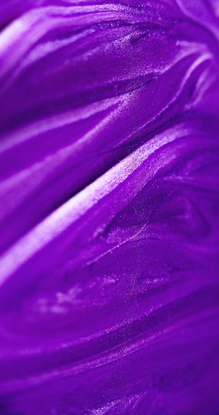 Foto nat schitterende textuur inkt druppel defocused neon paarse kleur glanzende glinsterende vloeibare verf lekkage golf