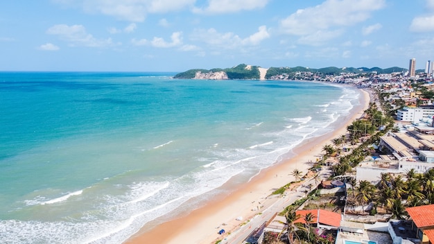 Natal, Rio Grande do Norte, Brazil - 2021년 3월 12일: 브라질 Rio Grande do Norte의 Natal에 있는 "Morro do Careca"의 아름다운 항공 이미지.