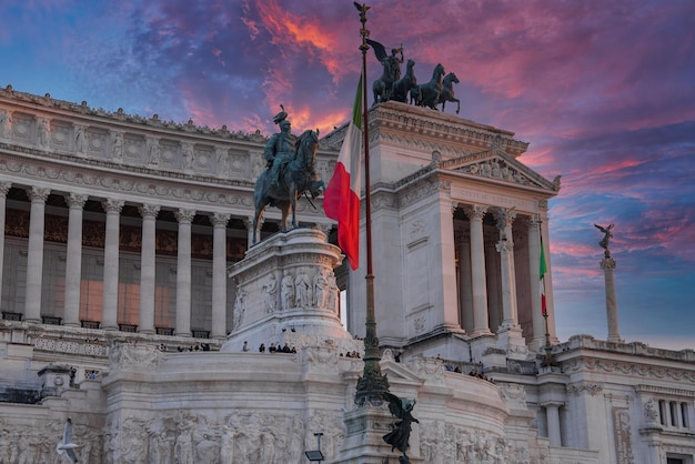 Nationaal monument voor Victor Emmanuel II in het gouden uur Rome Italië