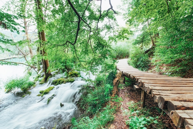 Nationaal park Plitvicemeren, toeristische route op de houten vloer langs de waterval