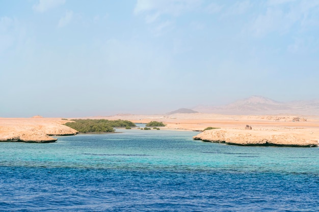 Nationaal park Ras Mohammed in Egypte prachtige kust met een zandstrand Landschap met woestijnblauwe lucht en zee Zeezicht