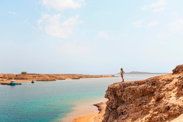 Nationaal park Ras Mohammed in Egypte prachtige kust met een zandstrand Landschap met woestijnblauwe lucht en zee Zeezicht