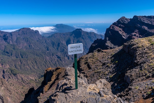 Nationaal parkbord bij Roque de los Muchachos bovenop Caldera de Taburiente
