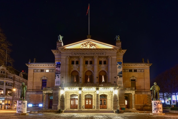 Nationaal theater in Oslo in de winternacht Het Nationaal theater in Oslo Noorse Nationaltheatret is een van Noorwegen's grootste en meest prominente locaties voor optredens van dramatische kunsten