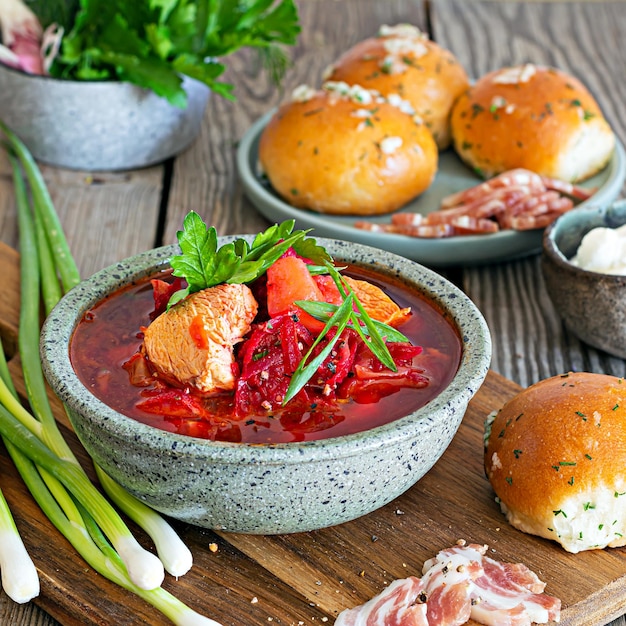 Photo national dish of ukrainian cuisine borscht with vegetables, turkey meat, herbs, sour cream