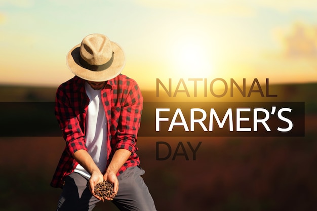 NationalFarmerÃƒÂ¢Ã‚Â€Ã‚Â™sDayテンプレートテキスト。ぼやけた夕日の背景に帽子をかぶった農夫。