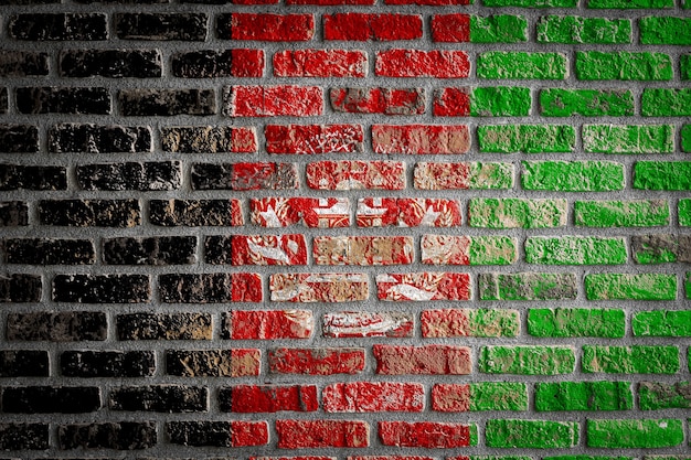 오래 된 벽돌 벽에 아프가니스탄의 국기
