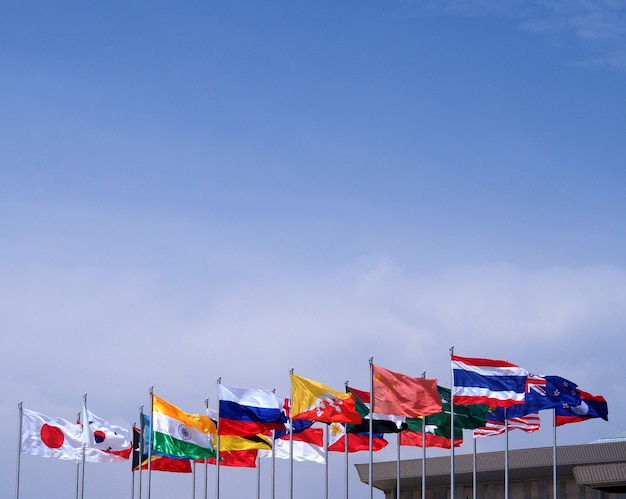 写真 国旗の青い空を背景。