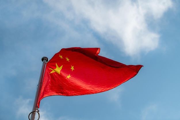 中国の国旗が青い空に振られている