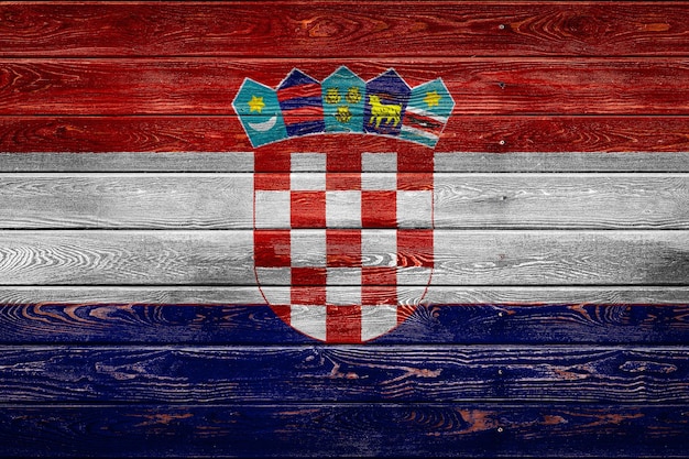 クロアチアの国旗は、釘で釘付けされたボードのキャンプにも描かれています。国のシンボル。