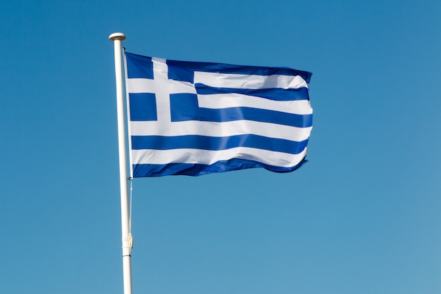 Национальный флаг Греции на фоне голубого неба