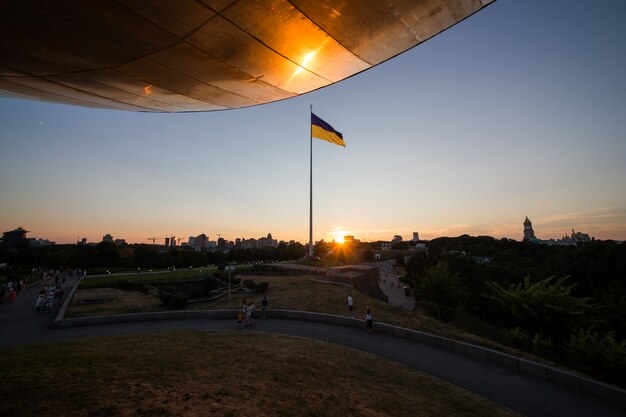 Bandiera nazionale dell'ucraina indipendente che fluttua nel vento