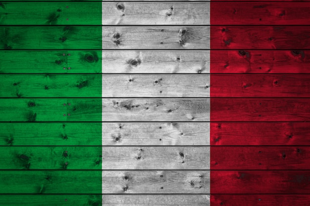 La bandiera nazionale dell'italia dipinta su un campo