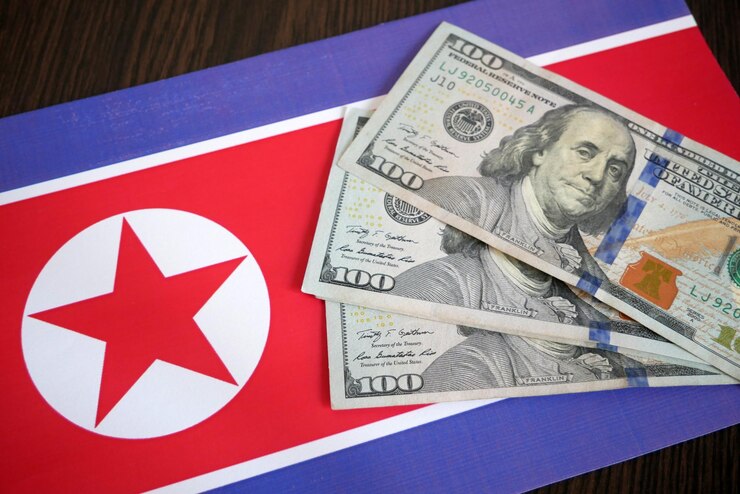 Photo 북한의 국기와 미국 달러 돈의 큰  ⁇ 어리 배경 지원과 도움