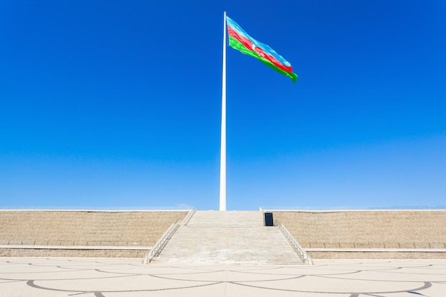 National Flag Square is een groot stadsplein aan de Neftchiler Avenue in Bakoe, Azerbeidzjan. Een vlag van 70 bij 35 meter wappert aan een paal van 162 meter hoog.