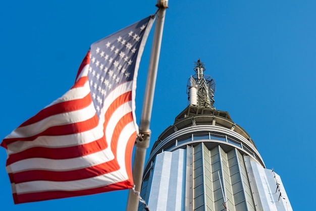파이어 스테이트의 첨탑을 배경으로 흔들리는 미국 국기