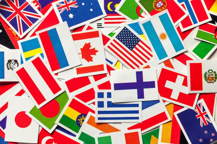 ばらばらになった世界のさまざまな国の国旗、