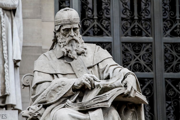 Foto facciata della biblioteca nazionale a madrid, spagna