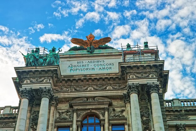 Фото Национальная библиотека дворца хофбург на хельденплац, вена, австрия.