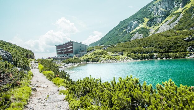 국립 공원 High Tatras, 슬로바키아, 유럽. 산악 호수 Batizovske pleso 및 Sliez로 가는 하이킹 코스