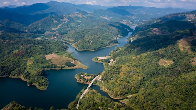 Serbatoio nazionale o diga nel mezzo della valle e la strada che collega la città a chiang rai thailandia vista dall'alto dalla telecamera drone