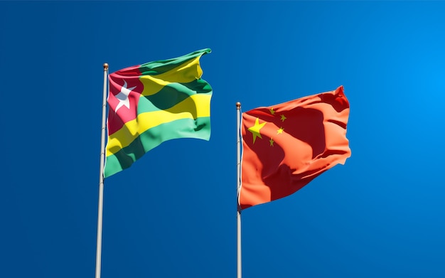 Bandiere di stato nazionali del togo e della cina insieme