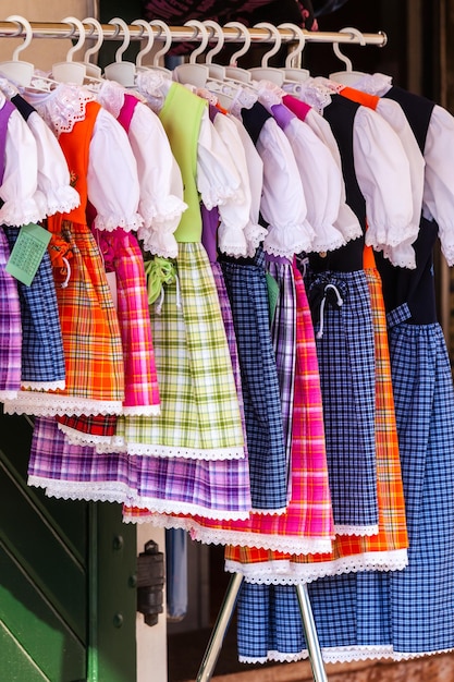 Costumi femminili in stile nazionale esposti nel negozio del centro commerciale