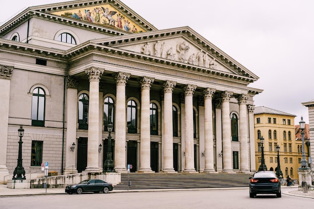 Teatro nazionale edificio con colonne a maxjosephplatz monaco di baviera